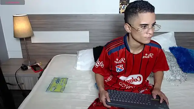 Liiamthompson online show from November 12, 6:52 pm