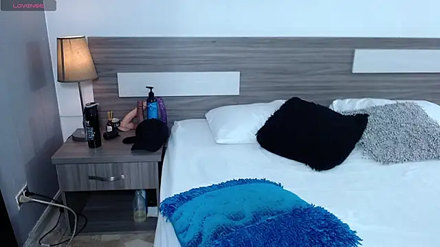 Liiamthompson online show from December 15, 9:24 am