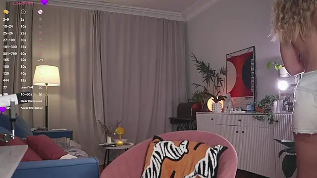 Snapshot of WhiteAnni chatting on December 15, 4:17 am WhiteAnni online show from December 15, 4:17 am