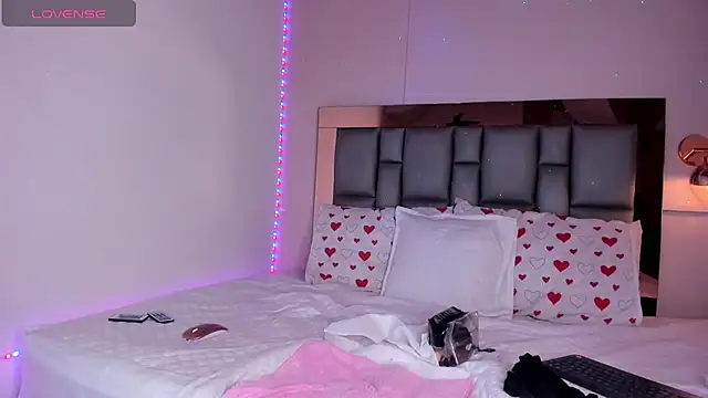 Snapshot of SofiArias chatting on February 16, 3:24 am SofiArias online show from February 16, 3:24 am