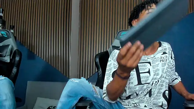 Snapshot of ErickCarmack chatting on February 1, 4:35 am ErickCarmack online show from February 1, 4:35 am