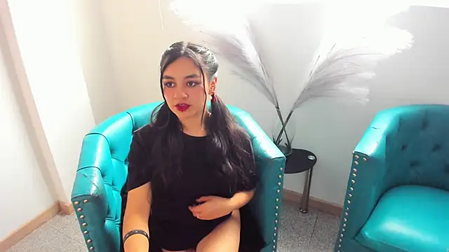 Snapshot of Lucy_Harris chatting on February 1, 7:44 pm Lucy Harris online show from February 1, 7:44 pm