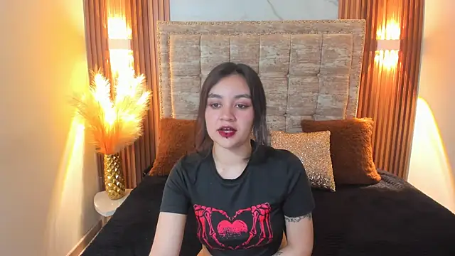Snapshot of Lucy_Harris chatting on February 18, 7:19 pm Lucy Harris online show from February 18, 7:19 pm
