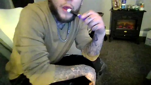 Snapshot of cruz815 chatting on February 2, 3:05 am cruz815 online show from February 2, 3:05 am