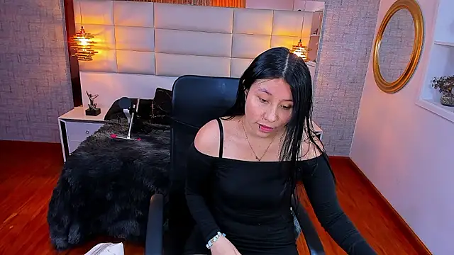 Nohemi louse online show from February 8, 7:17 pm