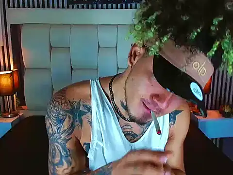 Snapshot of LihanJor_23 chatting on December 4, 1:53 pm LihanJor 23 online show from December 4, 1:53 pm