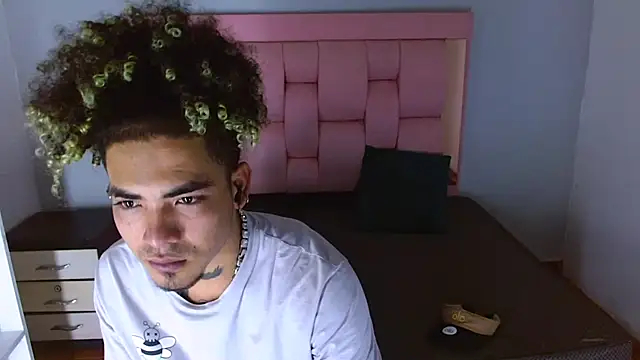 Snapshot of LihanJor_23 chatting on December 17, 6:36 pm LihanJor 23 online show from December 17, 6:36 pm