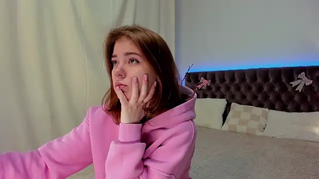 Ella Mayers online show from February 11, 9:25 pm