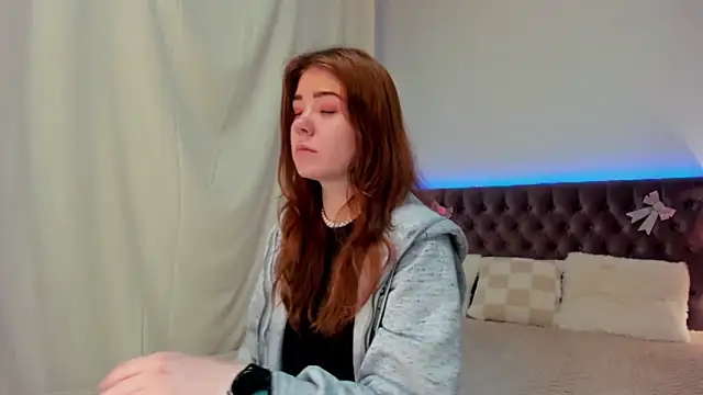 Ella Mayers online show from February 16, 9:48 pm