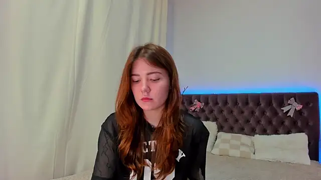 Ella Mayers online show from March 6, 1:05 am