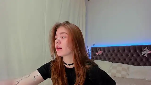 Ella Mayers online show from March 7, 9:06 pm