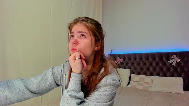Ella Mayers online show from March 8, 9:40 pm