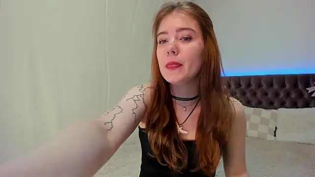 Ella Mayers online show from March 9, 9:25 pm
