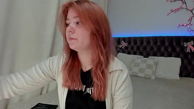 Snapshot of Ella_Mayers chatting on September 22, 12:18 pm Ella Mayers online show from September 22, 12:18 pm