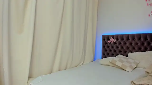 Snapshot of Ella_Mayers chatting on October 12, 12:26 pm Ella Mayers online show from October 12, 12:26 pm