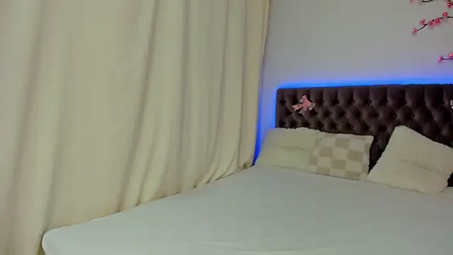 Snapshot of Ella_Mayers chatting on October 19, 12:17 pm Ella Mayers online show from October 19, 12:17 pm