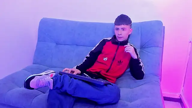 Stivarfox21 online show from February 1, 8:29 am