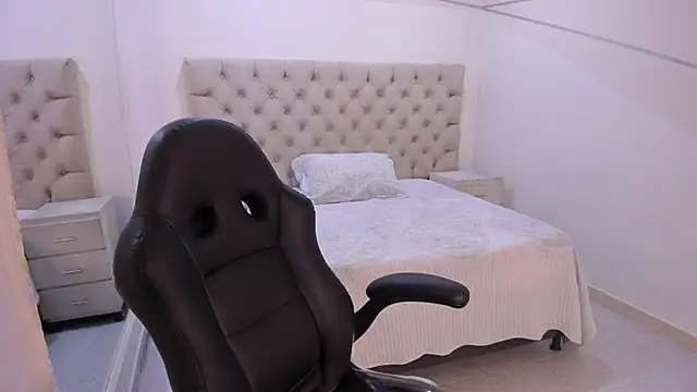 JhoanLeandro online show from December 4, 4:44 am