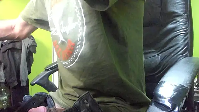 Snapshot of BigCumShoot chatting on February 20, 6:10 am BigCumShoot online show from February 20, 6:10 am