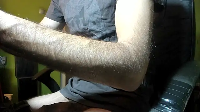 Snapshot of BigCumShoot chatting on March 6, 6:43 am BigCumShoot online show from March 6, 6:43 am