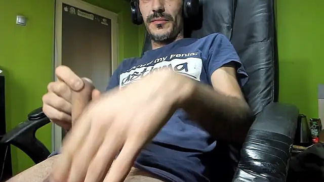 Snapshot of BigCumShoot chatting on March 11, 5:35 am BigCumShoot online show from March 11, 5:35 am