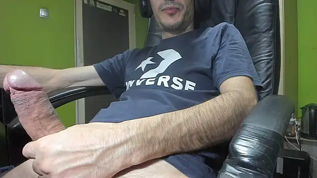 Snapshot of BigCumShoot chatting on April 3, 4:43 am BigCumShoot online show from April 3, 4:43 am