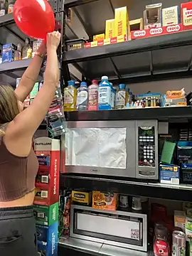 Snapshot of Andrea18_blonde chatting on February 11, 3:39 pm Andrea18 blonde online show from February 11, 3:39 pm