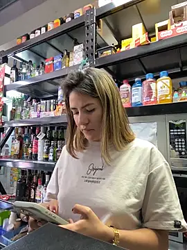 Snapshot of Andrea18_blonde chatting on February 20, 5:24 pm Andrea18 blonde online show from February 20, 5:24 pm