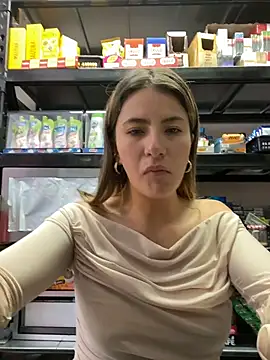 Snapshot of Andrea18_blonde chatting on March 19, 4:33 pm Andrea18 blonde online show from March 19, 4:33 pm