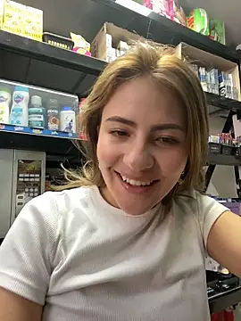 Snapshot of Andrea18_blonde chatting on June 5, 3:40 pm Andrea18 blonde online show from June 5, 3:40 pm