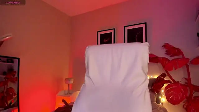 Gigi Strawberry online show from February 5, 5:34 am