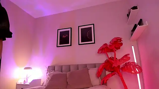 Gigi Strawberry online show from March 25, 5:02 am