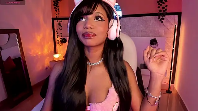 Gigi Strawberry online show from June 13, 6:11 am