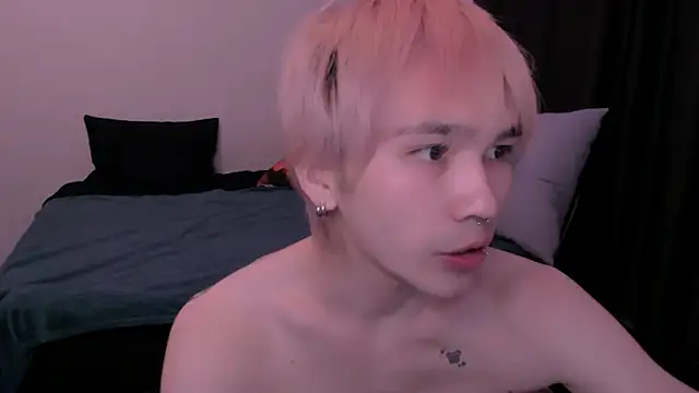 Snapshot of rennnuts chatting on April 3, 5:22 pm rennnuts online show from April 3, 5:22 pm