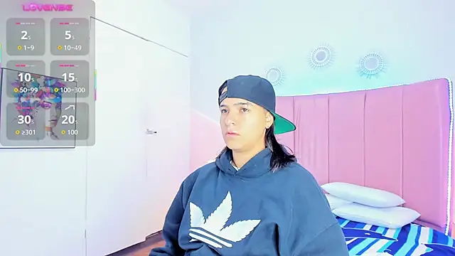 Liiam smith  online show from November 9, 12:58 pm