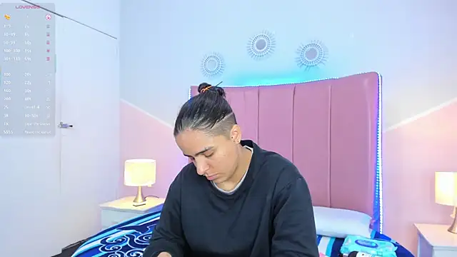 Liiam smith  online show from December 20, 1:07 pm