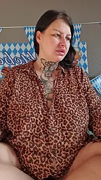 Snapshot of CannabisQueenn chatting on October 2, 7:04 am CannabisQueenn online show from October 2, 7:04 am