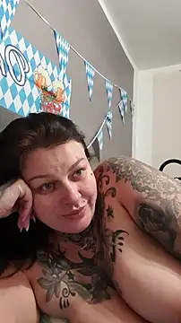 Snapshot of CannabisQueenn chatting on October 3, 6:38 pm CannabisQueenn online show from October 3, 6:38 pm