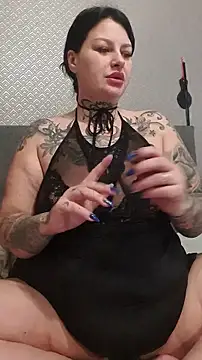 Snapshot of CannabisQueenn chatting on October 21, 7:20 am CannabisQueenn online show from October 21, 7:20 am