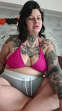 Snapshot of CannabisQueenn chatting on October 30, 7:43 am CannabisQueenn online show from October 30, 7:43 am