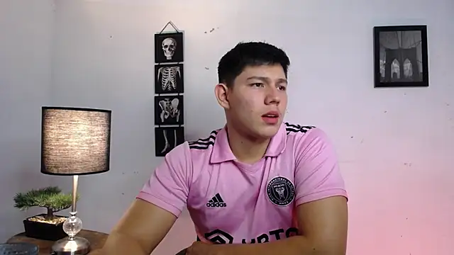 JamesCr  online show from November 12, 12:33 am