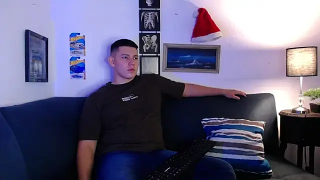 JamesCr  online show from November 29, 2:25 am