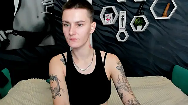 LindaBryantt online show from February 8, 6:33 am