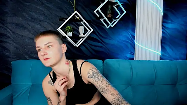 LindaBryantt online show from March 17, 3:03 am