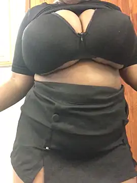 Snapshot of servingBigTitis chatting on February 3, 6:45 am servingBigTitis online show from February 3, 6:45 am