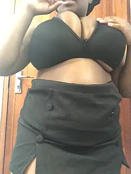 Snapshot of servingBigTitis chatting on February 6, 7:13 am servingBigTitis online show from February 6, 7:13 am