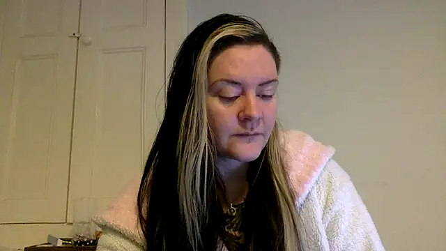 AureliaXOX online show from February 12, 9:20 am