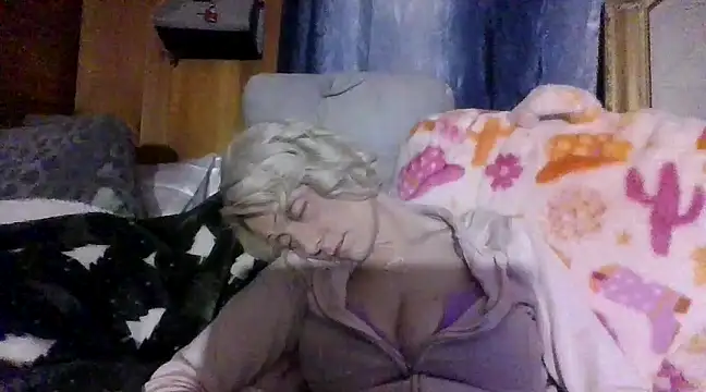 Snapshot of beautifulme23 chatting on February 15, 2:47 am beautifulme23 online show from February 15, 2:47 am