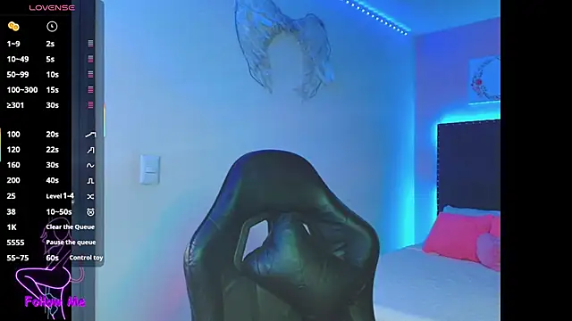 SallyWhitee online show from October 27, 3:43 am