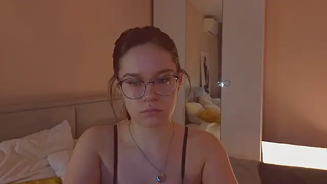 Snapshot of Mia_Luw chatting on February 6, 3:55 am Mia Luw online show from February 6, 3:55 am